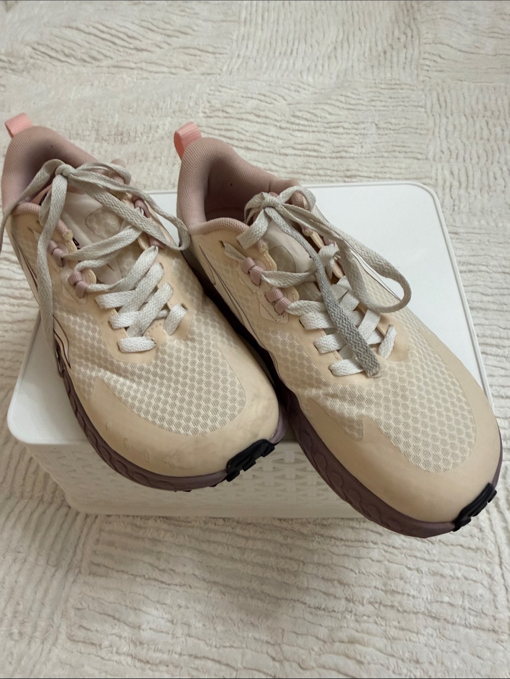 Altra women’s athletic shoes - size 8
Excellent condition!